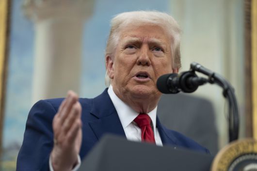 도널드 트럼프 미국 대통령이 28일(현지시간) 워싱턴 DC 백악관 집무실에서 열린 제닌 피로 워싱턴 DC 임시 연방 검사장 취임 선서식에 참석해 연설하고 있다. EPA=연합뉴스