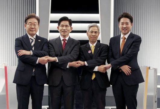이재명 더불어민주당(왼쪽부터), 김문수 국민의힘, 권영국 민주노동당, 이준석 개혁신당 대통령 후보가 23일 서울 영등포구 KBS본관 스튜디오에서 중앙선거방송토론위원회 주관 제21대 대통령선거 2차 후보자 토론회 시작에 앞서 기념 촬영을 하고 있다. 뉴스1