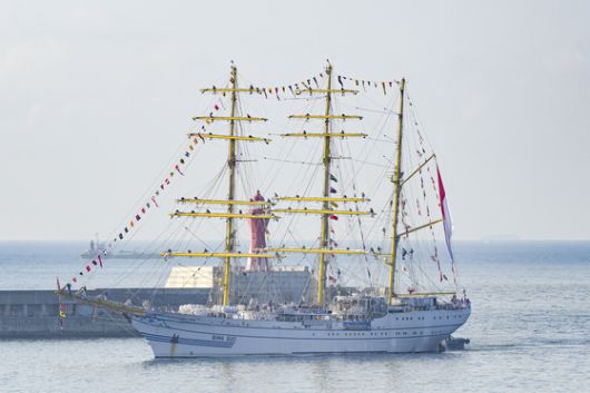 지난해 9월 길이 111m, 폭 13.5m, 무게 2350t의 대형 범선인 인도네시아의 비마수치함이 한국 해군과의 우호 증진을 위해 2박3일 일정으로 부산에 입항했다. 승조원들이 돛대에 도열해 있다. [연합뉴스]