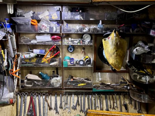 수많은 공구는 코리아나호의 복잡다단한 역사를 설명해 주고 있다. 김홍준 기자