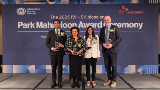 지난달 30일 SK바이오사이언스가 후원하고 국제백신연구소가 주최하는 2025년 박만훈상 시상식에서 수상자들이 기념 촬영을 하고 있다. 사진 왼쪽부터 아난다 산카 반디요파디야 박사, 루이자 헬레나 트라자노 대표, 스베타 자넘팔리 대표, 스베타 자넘팔리 교수. 사진 SK바이오사이언스