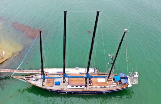 한국의 유일한 범선 코리아나호는 전장 41m에 총 톤수 135t, 11개의 돛을 다는 마스트(돛대) 높이가 최고 30m다. 맨 앞에 다는 제노아 돛을 포함해 모든 돛을 합치면 931㎡의 넓이가 된다. 코리아나호가 모항인 전남 여구시 소호요트마리나에 정박해 있는 사이, 관광객이 찾아와 정채호 선장(사진 맨 아래 하얀 모자 쓴 사람)의 설명을 듣고 있다. 장정필 객원기자