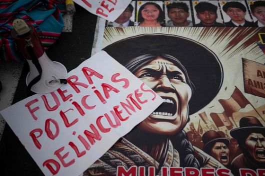 지난 14일(현지시간) 페루 리마에서 열린 반정부 시위에서 스페인어로 '부패한 경찰을 몰아내자'라고 쓰인 표지판이 바닥에 놓여 있다. AFP=연합뉴스