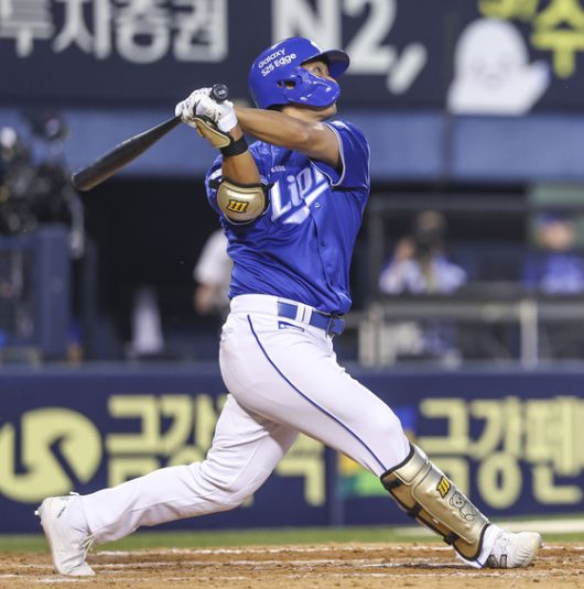 역전 투런 홈런을 때려내는 삼성 김태훈. 연합뉴스