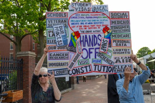 지난 27일(현지시간) 하버드 대학교 캠퍼스에서 열린 '자유를 위한 하버드 학생 집회'에서 사람들이 유학생들을 지지하는 팻말을 들고 있다. AFP=연합뉴스