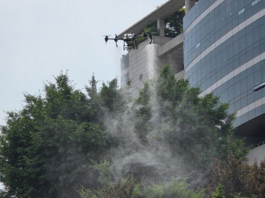 지난달 28일 오후 서울 중구 버티고개역 인근 골목에서 중구 보건소 직원들이 하수구에 휴대용 연무기를 넣고 모기 방역을 진행하고 있다. 이영근 기자