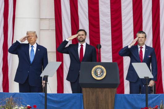 도널드 트럼프 미국 대통령(왼쪽), JD 밴스 부통령(가운데), 피트 헥세스 국방장관(오른쪽)이 지난 26일(현지시간) 미국 버지니아주 알링턴 국립묘지에서 열린 현충일 추념식에서 거수 경례를 하고 있다. EPA=연합뉴스