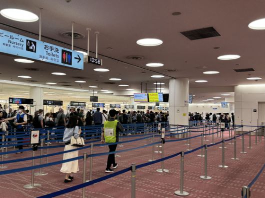 한일 수교 60주년을 기념해 1일 일본 하네다 공항에 설치된 한국인 전용 입국심사대로 들어가는 한국인 관광객. 옆에 있는 외국인 레인에 긴 줄이 늘어서있는 것과는 대조적으로 줄서기 없이 입국심사대를 통과할 수 있다. 김현예 특파원