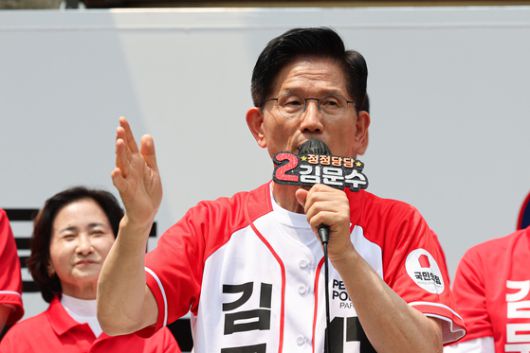 김문수 국민의힘 대통령 후보가 29일 인천 부평 문화의거리 앞에서 집중유세를 하고 있다. 뉴스1