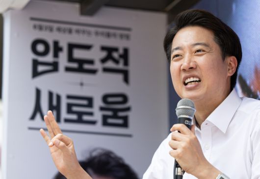 이준석 개혁신당 대통령 후보가 29일 오후 경기도 성남시 분당구 판교유스페이스 야외광장에서 시민들에게 지지를 호소하고 있다. 뉴스1