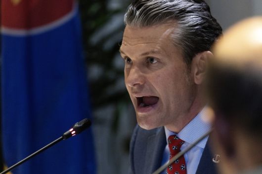 피트 헤그세스 미 국방장관이 30일(현지시간) 싱가포르에서 열린 샹그릴라 대화 국방 정상회의의 부대행사에서 아세안(ASEAN) 국가의 국방장관들과의 회의에서 발언하던 중 목소리를 높이고 있다. EPA=연합뉴스