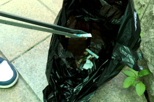 서울 성동구청 직원이 청사 주변에 버려져 있는 담배꽁초를 치우고 있다. 사진 성동구