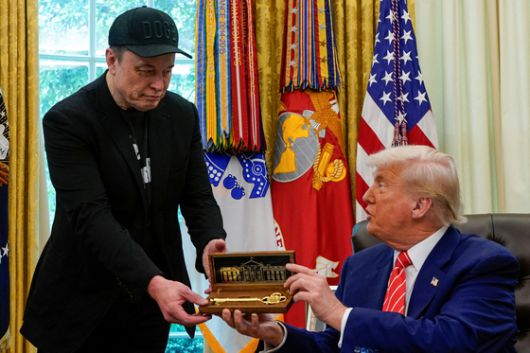 일론 머스크(왼쪽)가 지난 30일(현지시간) 미 백악관 집무실에서 도널드 트럼프 대통령으로부터 황금 열쇠를 선물로 받고 있다. 로이터=연합뉴스