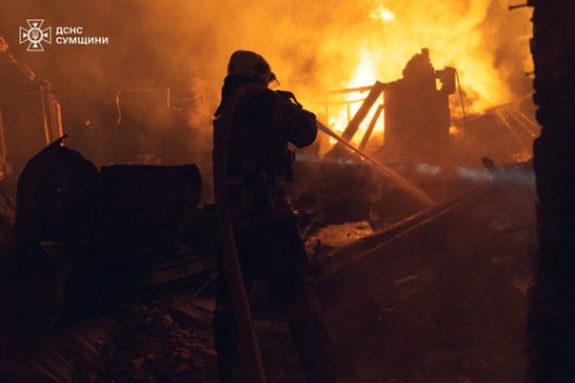 지난달 29일(현지시간) 러시아의 드론 공격을 받은 우크라이나 수미주에서 화재가 발생해 소방관이 진화 작업을 벌이고 있다. 로이터=연합뉴스