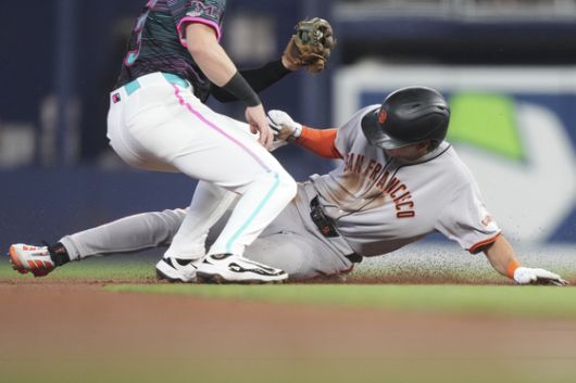 1회 안타를 치고나간 뒤 2루 베이스를 훔치는 이정후. AP=연합뉴스