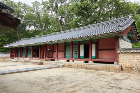 향대청은 제사 전날 왕이 종묘제례를 위해 내린 향·축문·폐백 등을 보관하는 곳으로 제관들이 대기하기도 했다.