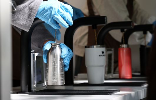 서울 중구 덕수궁 돌담길에서 열린 '차(車) 없는 날, 차(茶) 있는 거리'에서 개인컵, 텀블러를 가져온 시민들이 무료로 차를 제공받고 있다. [연합뉴스]