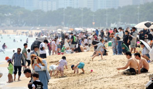전국적으로 무더운 초여름 날씨를 보인 1일 오후 부산 해운대해수욕장에서 피서객들이 더위를 식히고 있다. 연합뉴스