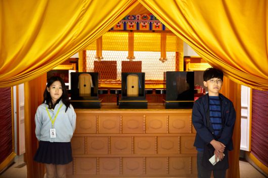 소중 학생기자단이 향대청에 전시된 종묘 신실 내부 모형을 살폈다.