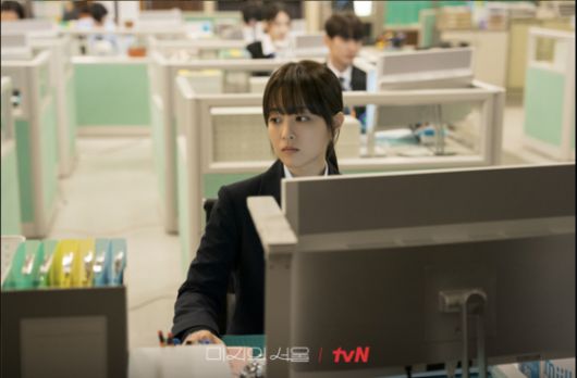 서울에서 직장에 다니는 유미래는 차분하고 이성적인 성격을 갖고 있다. 사진 tvN