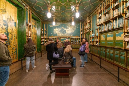 스미스소니언 국립아시아미술관(NMAA)의 명소 피콕 룸(The Peacock Room). 제임스 휘슬러의 그림 ‘도자기 나라의 공주’를 중심으로 고려 청자를 비롯한 아시아 각국의 국보급 도자기 200여 점이 전시돼 있다. 사진 Colleen Dugan, NMAA