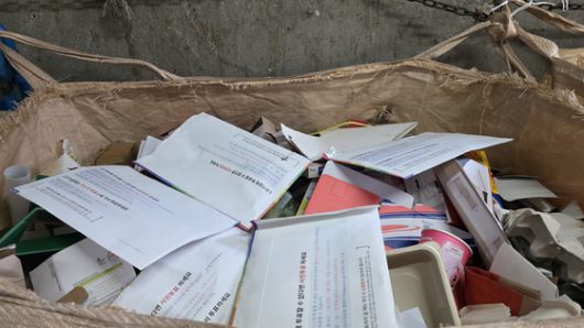 1일 서울 마포구 공덕동 한 오피스텔 분리수거장. 뜯지 않은 공보물이 널려 있다. 김창용 기자