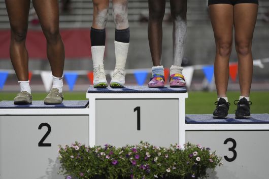 AB 에르난데스(왼쪽)가 지난달 31일(현지시간) 미국 캘리포니아 클로비스에서 열린 캘리포니아 고등학교 육상 선수권 대회 3단뛰기 메달 시상식에서 키라 간트 해처와 함께 시상대에서 1위 자리를 공유하고 있다. AP=연합뉴스