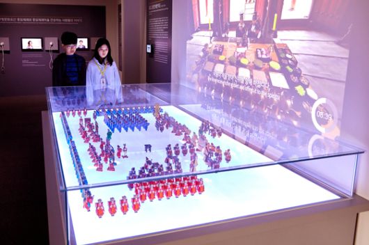 왕이 종묘제례를 거행할 때 참석자들의 자리 배치를 레고 조각 2만여 개로 구현한 ‘레고 오향친제반차도(五享親祭班次圖)’를 보는 소중 학생기자단.