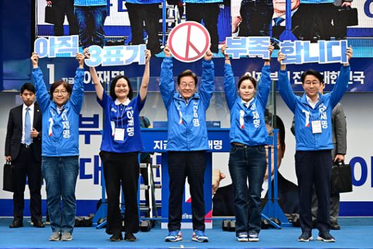 이재명 더불어민주당 대선 후보가 2일 오후 경기 광명시 철산로데오 광장에서 열린 유세에 참석해 투표 독려 퍼포먼스를 선보이고 있다. 김성룡 기자