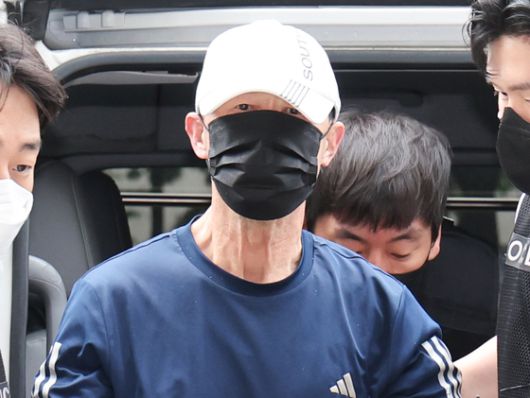 서울 지하철 5호선 열차 안에 불을 지른 60대 남성이 2일 영장실질심사를 위해 서울 양천구 서울남부지법에 출석하고 있다. 연합뉴스