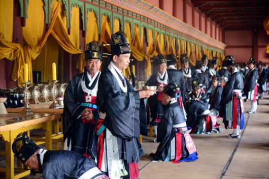 세계유산인 종묘에서 조선왕조 역대 왕과 왕비의 신위를 모시고 지내는 종묘제례 모습. 종묘제례는 왕이 받드는 국가 제사로 가장 격이 높고 큰 행사였으며, 현재는 2006년부터 국제문화행사로 격상돼 거행되고 있다. 중앙포토
