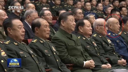 지난 1월 27일 베이징 인민대회당 연회청에서 열린 음력설인 춘절 단배식에서 쉬치량(오른쪽 첫번째) 전 군사위 부주석이 공연을 관람하고 있다. 2일 숨진 쉬 부주석의 마지막 공식행사 참석이었다. 사진 CC-TV 캡처