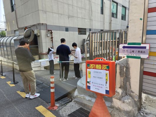 3일 오전 서울 관악구 대학동 투표소 모습. 인근에 대학가와 고시촌이 위치해 있어 청년층의 모습이 자주 눈에 띄었다. 투표소에서 만난 한 20대 청년은 ″선관위에 대한 불신 때문에 일부러 본투표날 투표장을 찾았다″고 말했다. 신혜연 기자