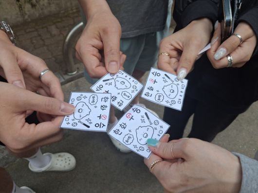 3일 오전 6시즈음 서울 강동구 카페 '승룡이네' 투표소 앞에서 신모(47)씨 가족이 투표 인증샷을 찍는 모습. 신씨는 ″인증샷을 찍고 인스타에 올리는 재미가 있다″며 ″거듭된 패배에도 굴하지 않는 특유의 매력 때문에 한화를 응원한다″고 밝혔다. 김성진 기자