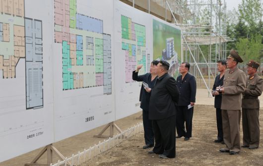 김정은 북한 국무위원장이 2일 강동군 병원 건설현장을 찾아 설계도를 둘러보는 모습. 노동신문, 뉴스1