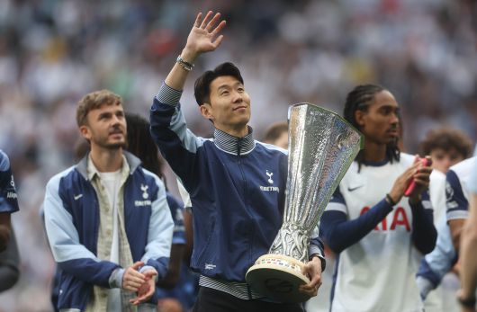 유로파리그 우승을 차지한 토트넘 손흥민(가운데). [EPA=연합뉴스]