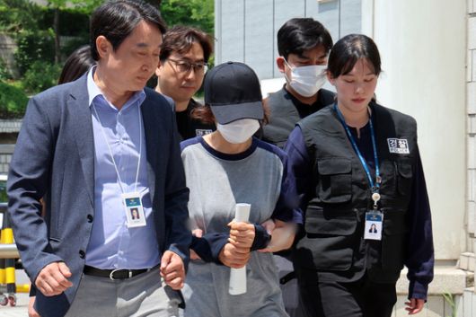 제21대 대통령 선거 사전투표 첫날 서울 강남구의 한 투표소에서 배우자의 신분증으로 대리 투표한 혐의를 받는 선거사무원이 지난 1일 오후 서울 서초구 서울중앙지법에서 열린 구속 전 피의자 심문(영장실질심사)에 출석하고 있다. 뉴스1