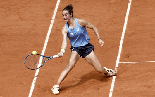 로이스 보아송(프랑스)이 2일(현지시간) 프랑스 파리의 롤랑가로스에서 열린 프랑스오픈 그랜드슬램 테니스대회 여자 4강전 제시카 페굴라(미국)와의 경기에서 포핸드를 치고 있다. EPA=연합뉴스