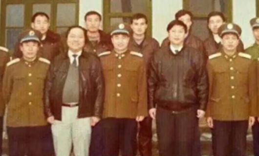 지난 1991년 당시 푸젠성 공군 간부 쉬치량(오른쪽 세 번째)과 당시 38세 푸저우시 서기였던 시진핑(쉬의 오른쪽) 중국 국가주석이 기념사진을 찍고 있다. 사진 X 캡처