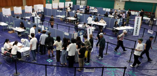 일 오전 서울 송파구 잠전초등학교 체육관에 마련된 투표소가 소중한 한표를 행사하는 유권자들로 붐비고 있다. 뉴시스