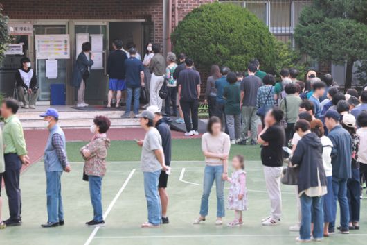 21대 대통령 선거일인 3일 새벽 서울 서초구 원명초등학교에 마련된 서초4동제3투표소와 서초4동제4투표소를 찾은 유권자들이 투표하기 위해 줄을 서고 있다. 연합뉴스