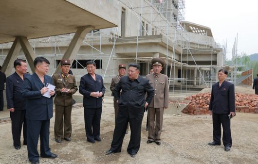 노동신문은 김정은 국무위원장이 전날인 2일 강동군 병원과 종합봉사소 건설현장을 현지지도했다고 3일 보도했다. 뉴스1