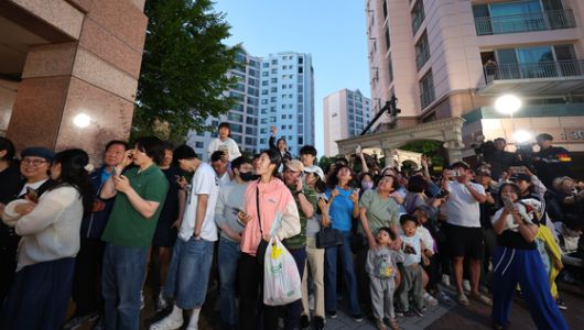 제21대 대통령 선거일인 3일 오후 더불어민주당 이재명 후보의 자택인 인천 계양구 한 아파트에서 주민들이 핸드폰으로 방송사 출구조사 결과를 보며 환호하고 있다. 연합뉴스