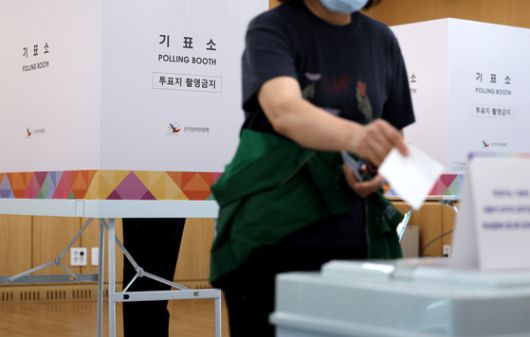 제21대 대통령 선거일인 3일 대구 중구 성내3동 행정복지센터에 마련된 성내3동 제2투표소에서 유권자들이 투표를 하고 있다. 뉴시스