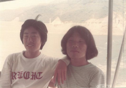 이재명 대통령 당선인(왼쪽)과 그의 소년공 시절 친구 심정운씨가 중앙대 재학 중이던 1982년 강원도 도보여행 때 춘천에서 소양강을 따라 양구로 향하는 배 안에서 기념사진을 찍고 있다. 사진 심정운씨 제공