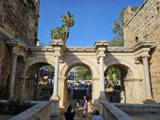 칼레이치를 지키는 하드리아누스의 문. 2세기에 지어졌는데도 보존 상태가 뛰어나다. 고봉준 기자