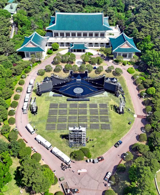 지난 2023년 5월 청와대 개방 1주년을 맞아 청와대 본관 앞 대정원에 특별음악회를 위한 특설 무대가 설치된 모습. 연합뉴스