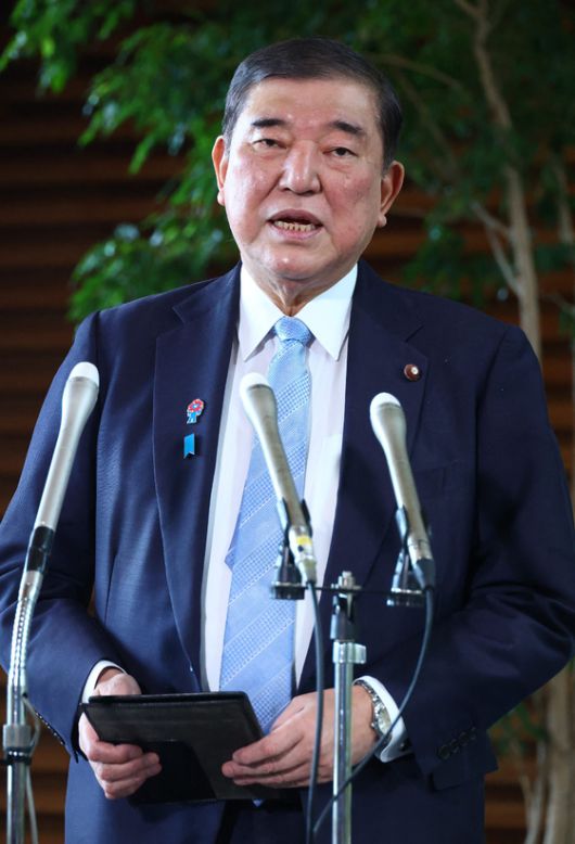 이시바 시게루 일본 총리가 4일 총리 관저에서 기자들의 질문에 답하며 이재명 대통령 당선과 관련해 조기 정상회담에 대한 의욕을 내비쳤다. 지지·AFP=연합뉴스