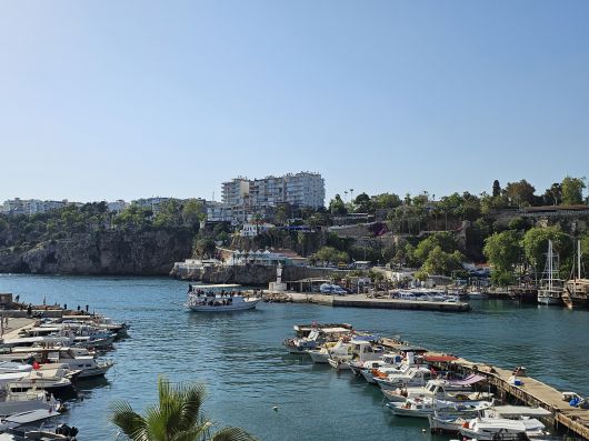 튀르키예 안탈리아 칼레이치의 해변가. 뙤약볕이 빚어낸 지중해의 윤슬이 장관이다. 고봉준 기자