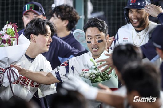 롯데 전준우(가운데)가 4일 사직 키움전에서 개인 통산 2000안타를 달성한 뒤 동료들로부터 축하를 받고 있다. 사진 롯데 자이언츠